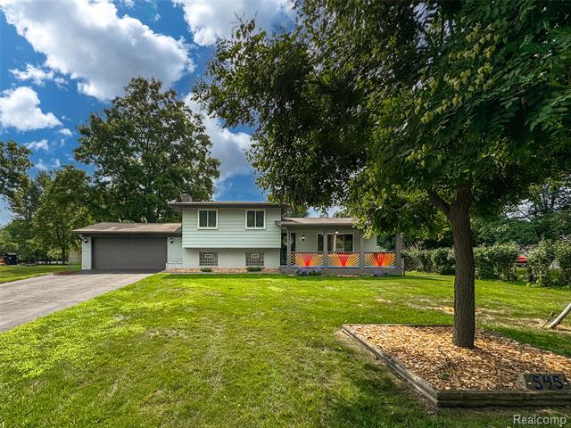 front view picture of 545 Woodbridge Cir, Waterford, MI. 48327