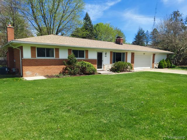 front view picture of 365 Glasgow Dr, White Lake, MI. 48386