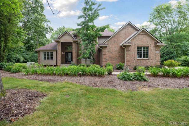 front view picture of 5993 Rosewood Pkwy, White Lake, MI. 48383