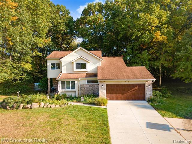 front view picture of 307 Rosario Ln, White Lake, MI. 48386