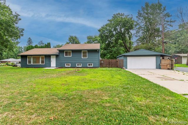 front view picture of 5835 Forestal Dr, Waterford, MI. 48327
