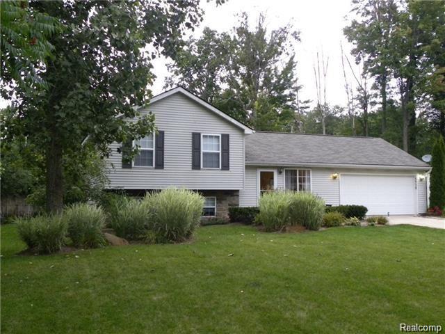 front view picture of 5930 Forestal Dr, Waterford, MI. 48327
