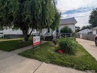 front view picture of 61 W End Ave, Waterford, MI. 48328