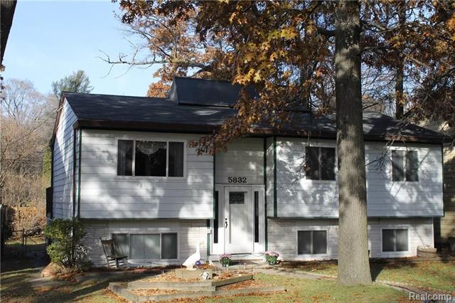 front view picture of 5832 Opaline Dr, Waterford, MI. 48327