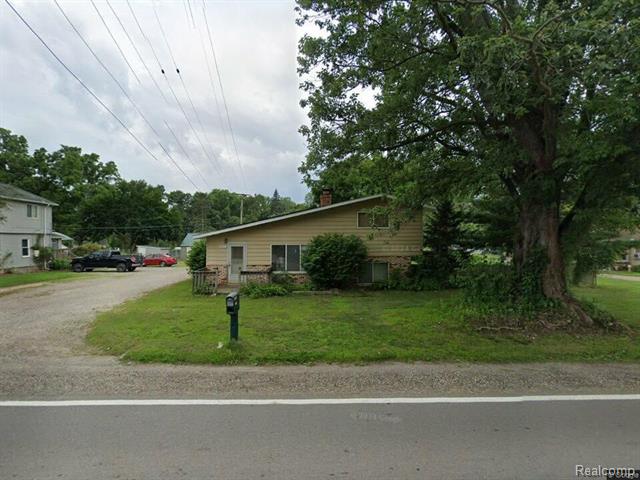 front view picture of 9877 Elizabeth Lake Rd, White Lake, MI. 48386