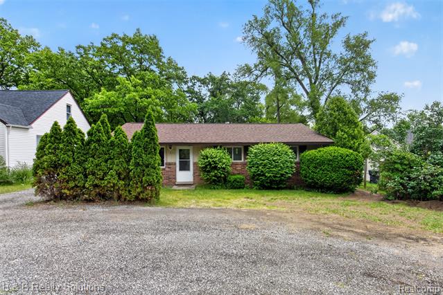 front view picture of 271 S Williams Lake Rd, Waterford, MI. 48327