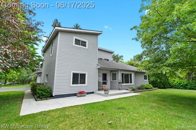 front view picture of 5865 Crescent Blvd, Waterford, MI. 48327