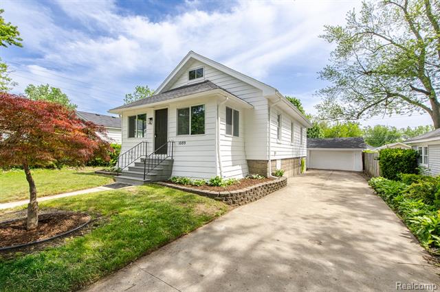 front view picture of 1089 Myrtle Ave, Waterford, MI. 48328