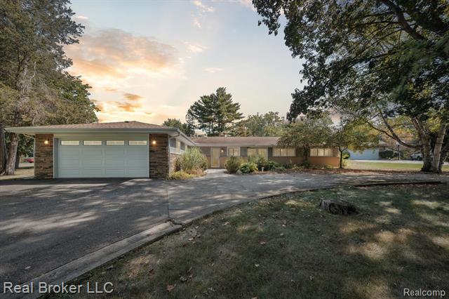 front view picture of 1081 Pawgrove Ct, White Lake, MI. 48383
