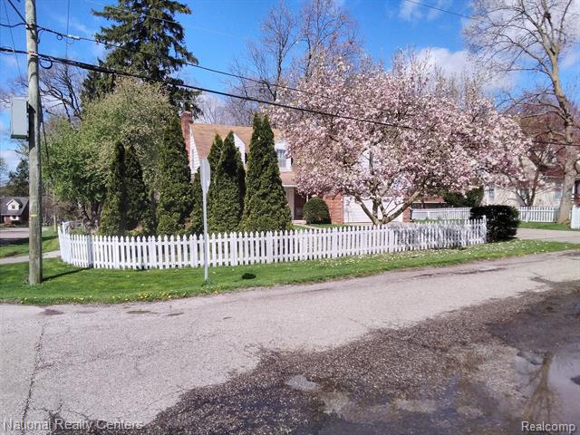 front view picture of 364 Shoreview Dr, Waterford, MI. 48328