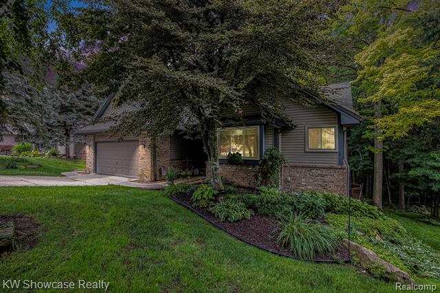 front view picture of 396 Rosario Ln, White Lake, MI. 48386
