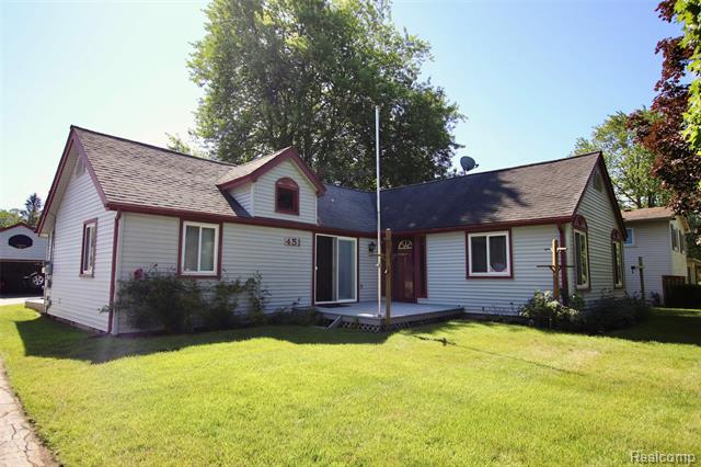 front view picture of 451 S Hospital Rd, Waterford, MI. 48327