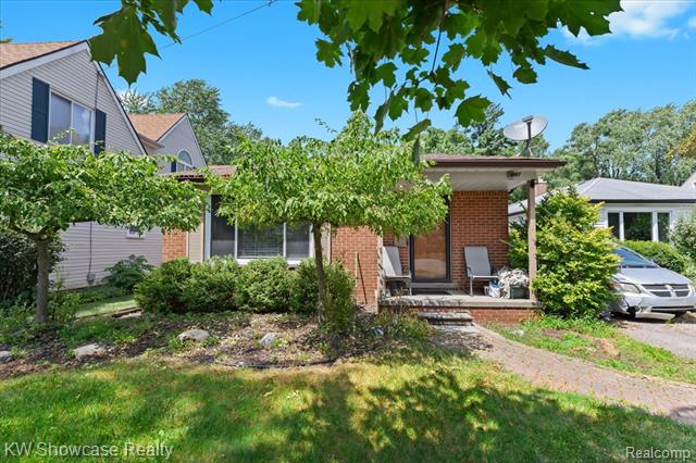 front view picture of 3994 Beechgrove Dr, Waterford, MI. 48328