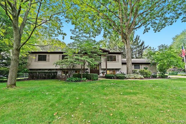 front view picture of 5375 Prentis Rd, Waterford, MI. 48327