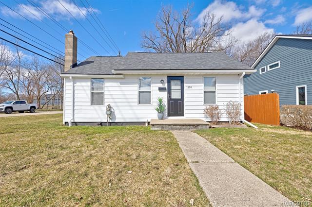 front view picture of 1160 Boston Ave, Waterford, MI. 48328