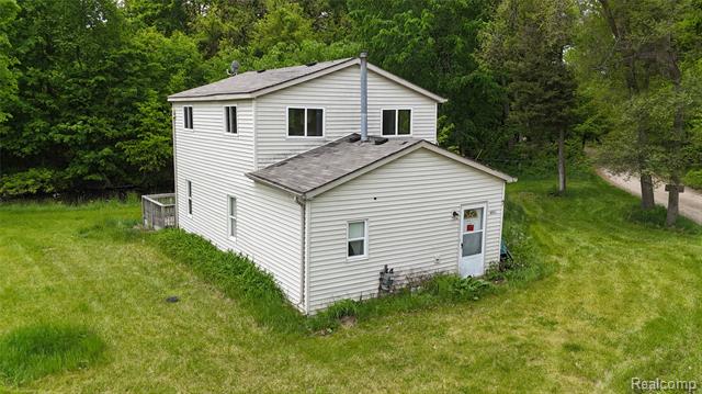 front view picture of 9617 Portage Trl, White Lake, MI. 48386