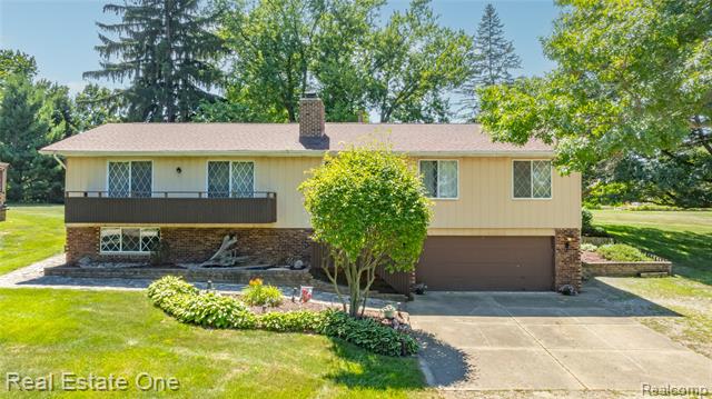 front view picture of 7400 Biscayne Ave, White Lake, MI. 48383