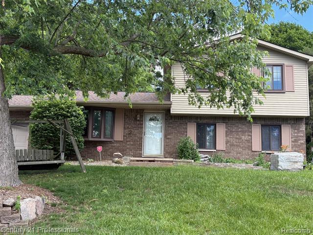 front view picture of 8962 Glasgow Dr, White Lake, MI. 48386
