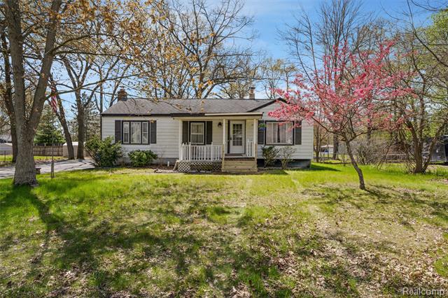 front view picture of 5711 Crescent Blvd, Waterford, MI. 48327