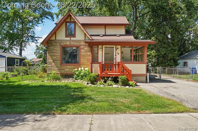 front view picture of 33 Goldner Ave, Waterford, MI. 48328