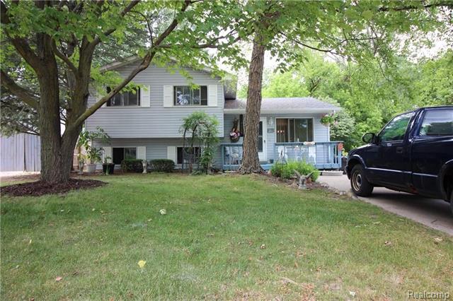 front view picture of 4654 Siebert Rd, Waterford, MI. 48328