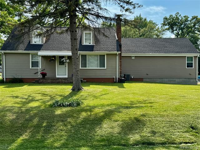 front view picture of 300 Plumstead Rd, Waterford, MI. 48327