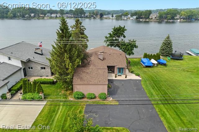 front view picture of 10164 Elizabeth Lake Rd, White Lake, MI. 48386