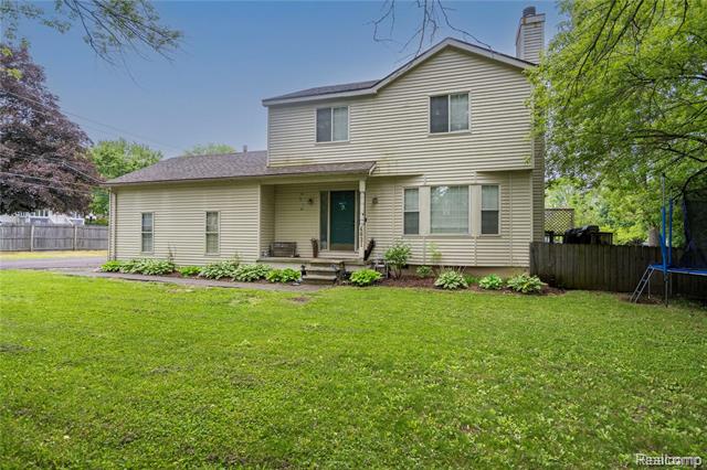 front view picture of 4621 Dickerson Ave, Waterford, MI. 48328