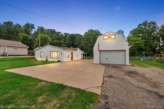 front view picture of 87 N Roslyn Rd, Waterford, MI. 48328