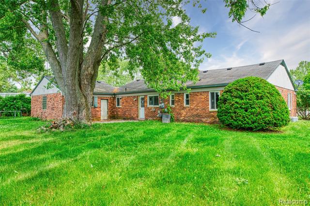 front view picture of 2810 Otsego Rd, Waterford, MI. 48328