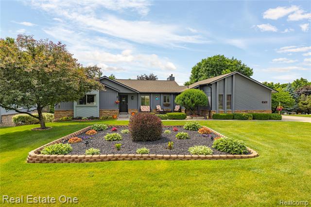 front view picture of 8736 El Dorado Dr, White Lake, MI. 48386