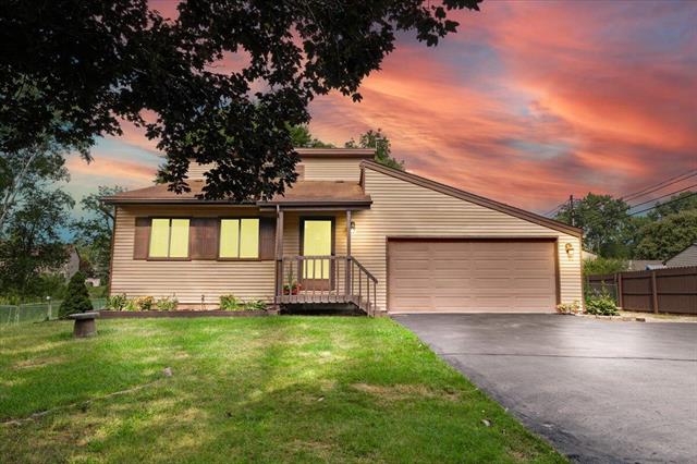 front view picture of 210 Lochaven Rd, Waterford, MI. 48327