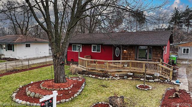 front view picture of 6621 Doyon Dr S, Waterford, MI. 48327