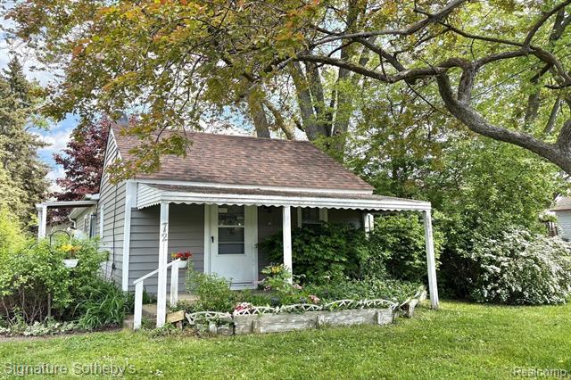 front view picture of 72 Marion Ave, Waterford, MI. 48328