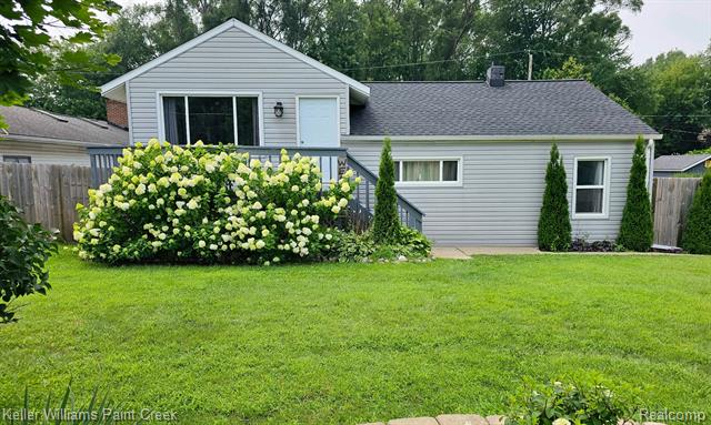 front view picture of 4135 Fenmore Ave, Waterford, MI. 48328