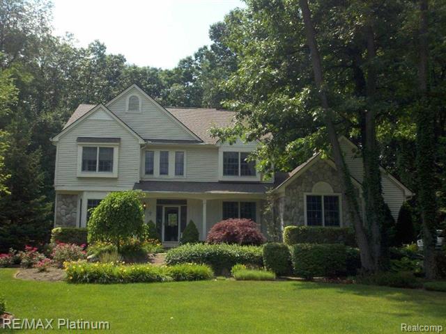 front view picture of 585 Timber Ridge Dr, Highland, MI. 48357