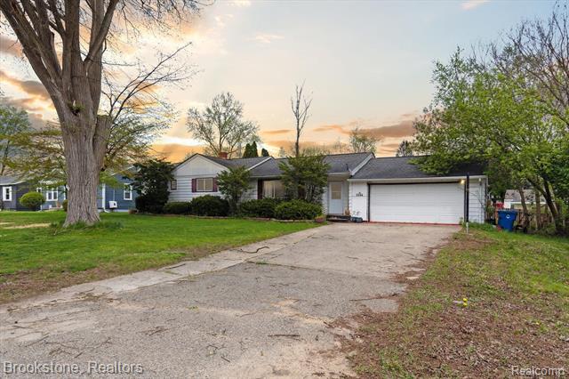 front view picture of 5544 S Aylesbury Dr, Waterford, MI. 48327