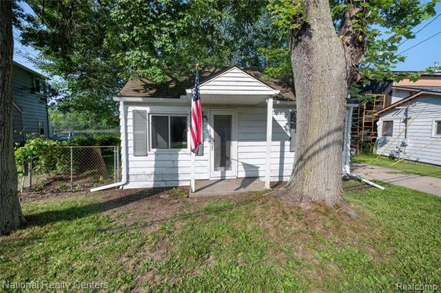 front view picture of 289 Lansing Dr, Waterford, MI. 48328
