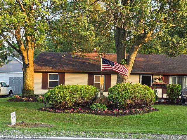 front view picture of 7887 Elizabeth Lake Rd, Waterford, MI. 48327