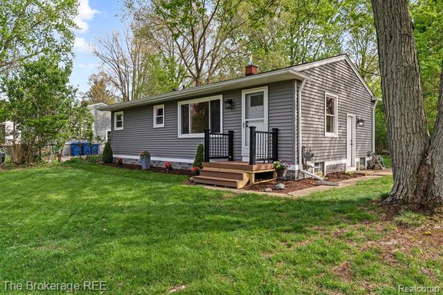 front view picture of 5857 Berkley Dr, Waterford, MI. 48327