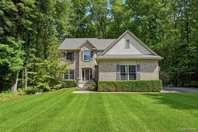front view picture of 2790 Pine Bluffs Ct, Highland, MI. 48357