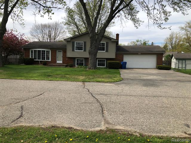 front view picture of 5510 Berkley Dr, Waterford, MI. 48327