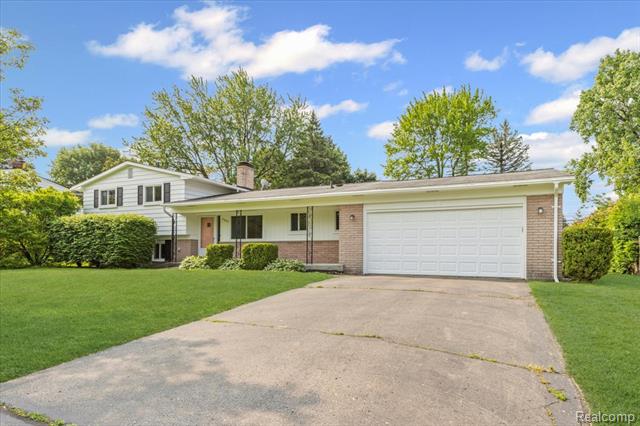 front view picture of 2985 Lacota Rd, Waterford, MI. 48328