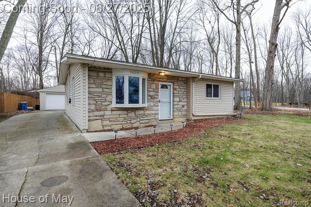 front view picture of 4822 Filer St, Waterford, MI. 48328
