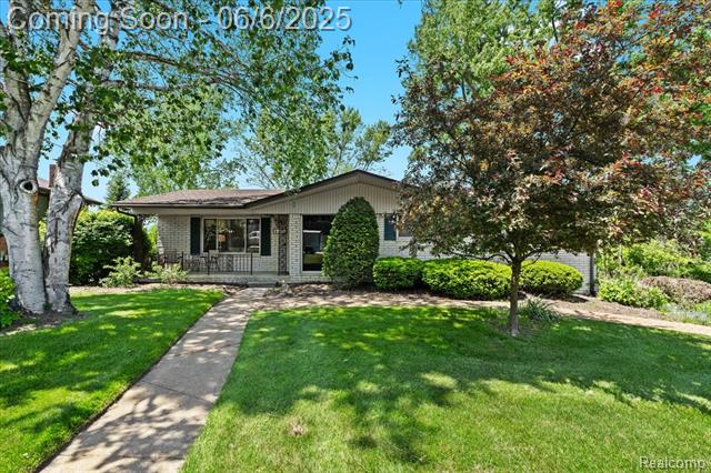 front view picture of 8876 Sandy Crest Dr, White Lake, MI. 48386