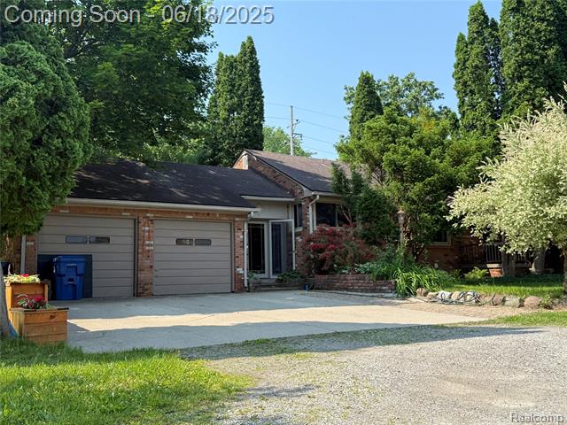front view picture of 6715 Elizabeth Lake Rd, Waterford, MI. 48327