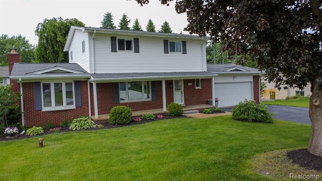 front view picture of 8268 Fox Bay Dr, White Lake, MI. 48386