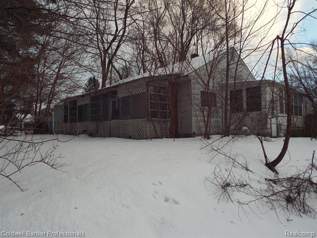 front view picture of 5581 Savoy Dr, Waterford, MI. 48327