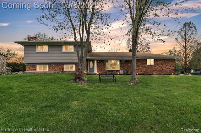 front view picture of 8722 Woodshire Dr, White Lake, MI. 48386