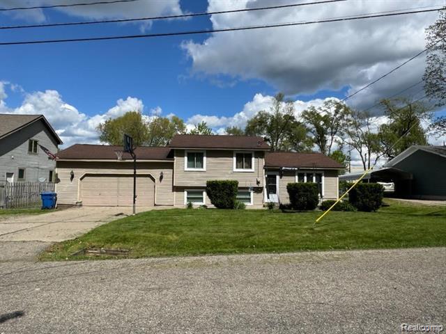 front view picture of 310 N Winding Dr, Waterford, MI. 48328